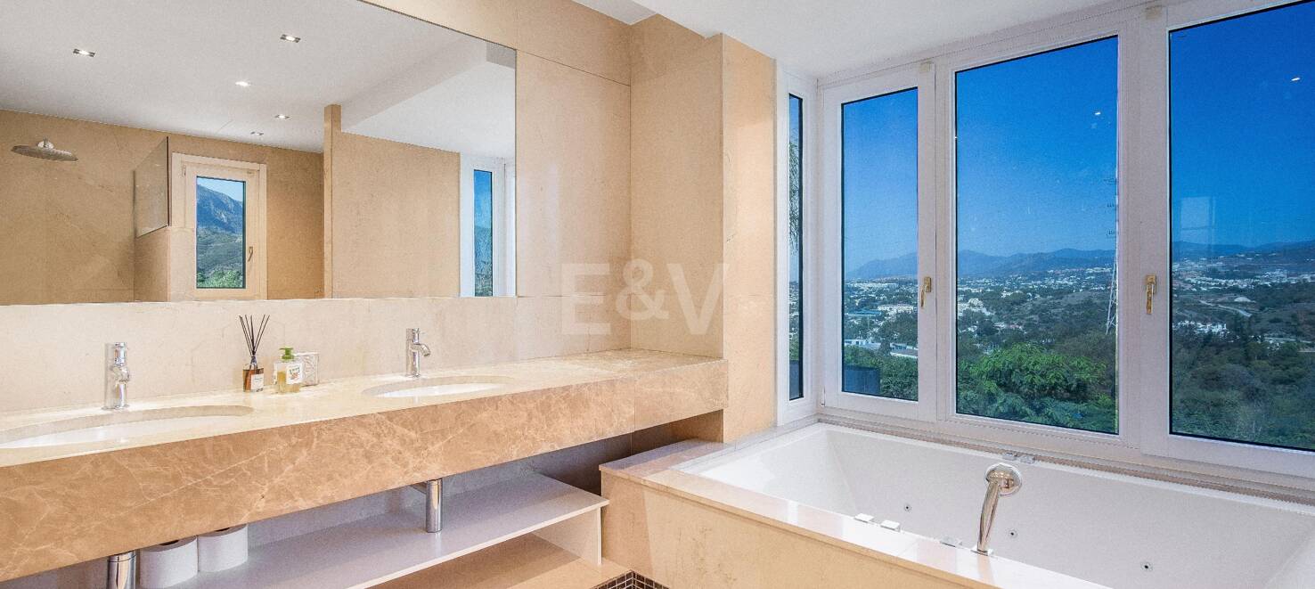 Andalusische Luxusvilla zum Verkauf in Las Lomas del Marbella Club