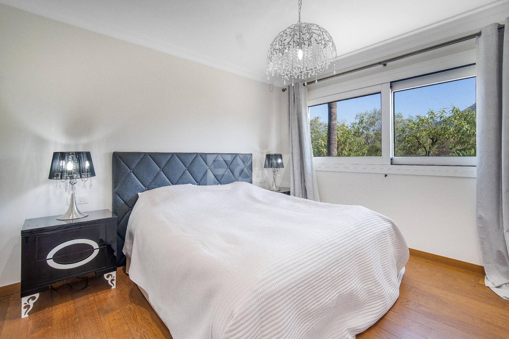 Andalusische Luxusvilla in geschlossener Wohnanlage in Las Lomas del Marbella Club