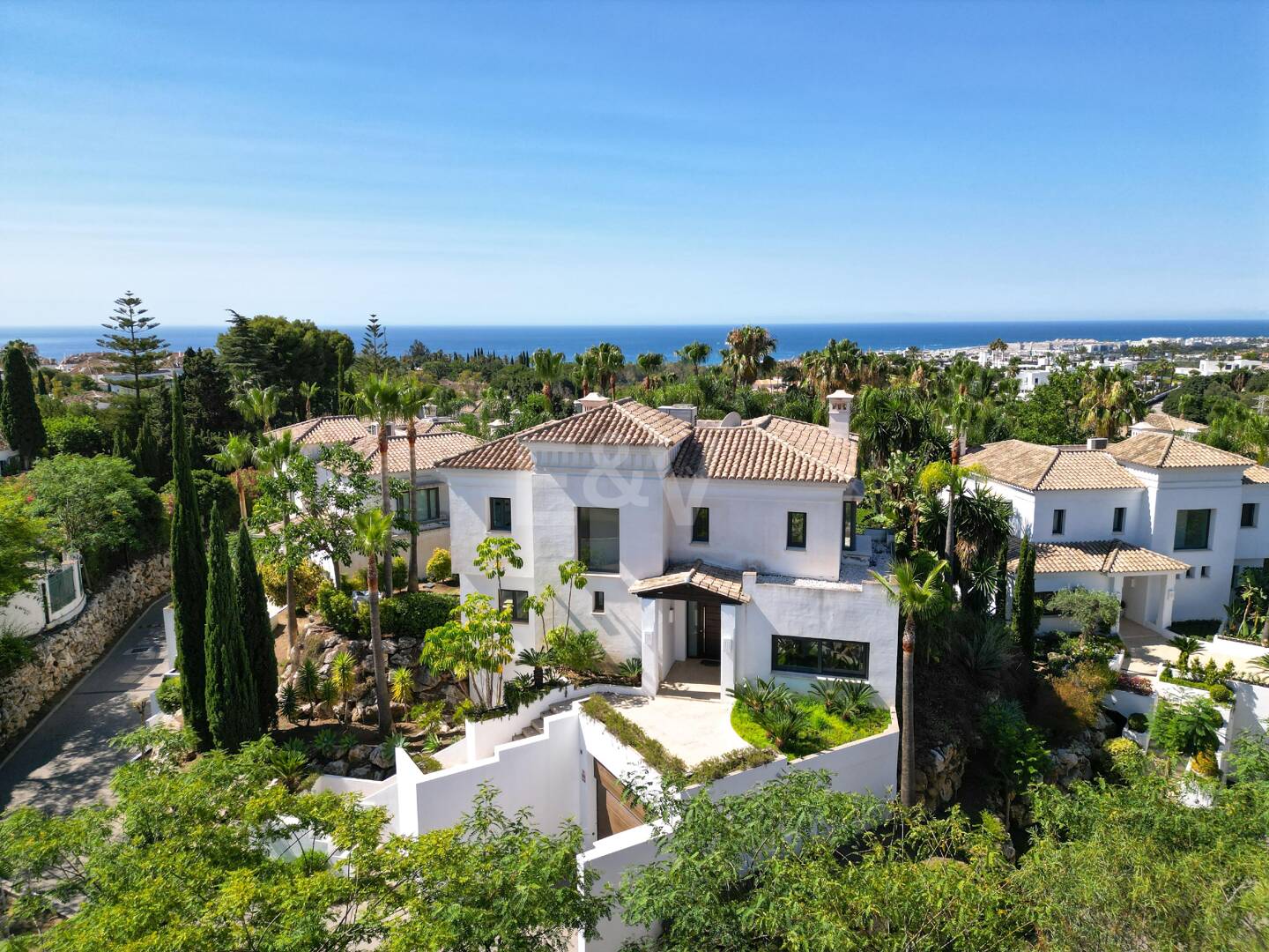 Andalusische Luxusvilla in geschlossener Wohnanlage in Las Lomas del Marbella Club