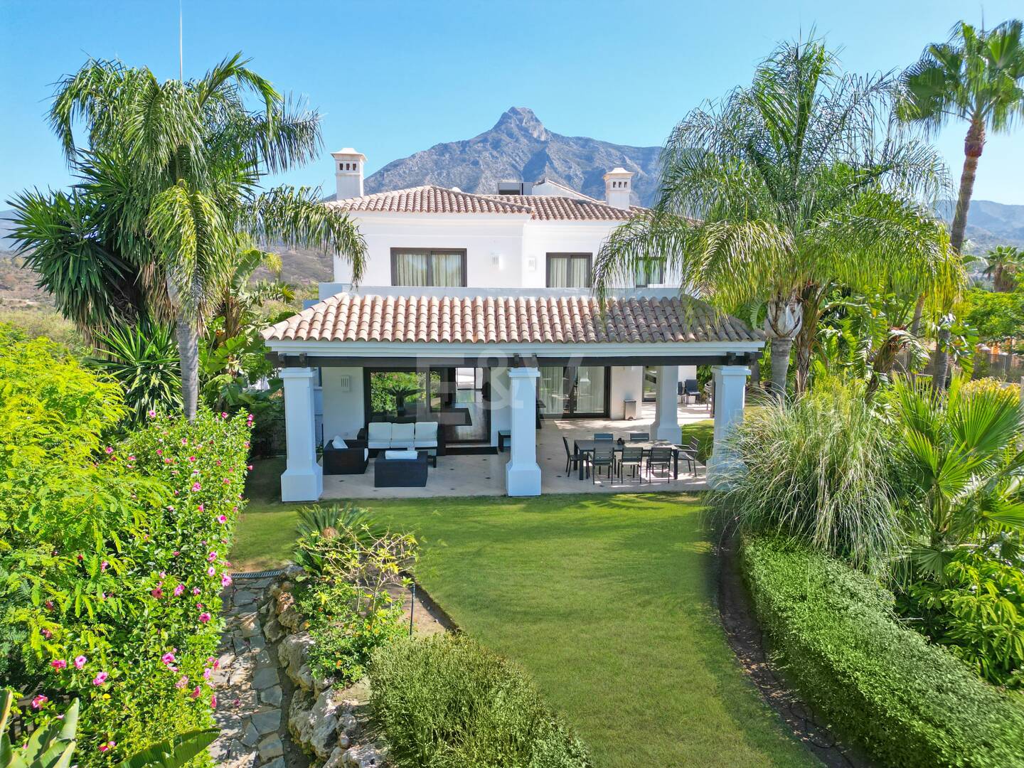 Andalusische Luxusvilla in geschlossener Wohnanlage in Las Lomas del Marbella Club