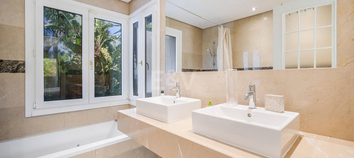 Andalusische Luxusvilla zum Verkauf in Las Lomas del Marbella Club