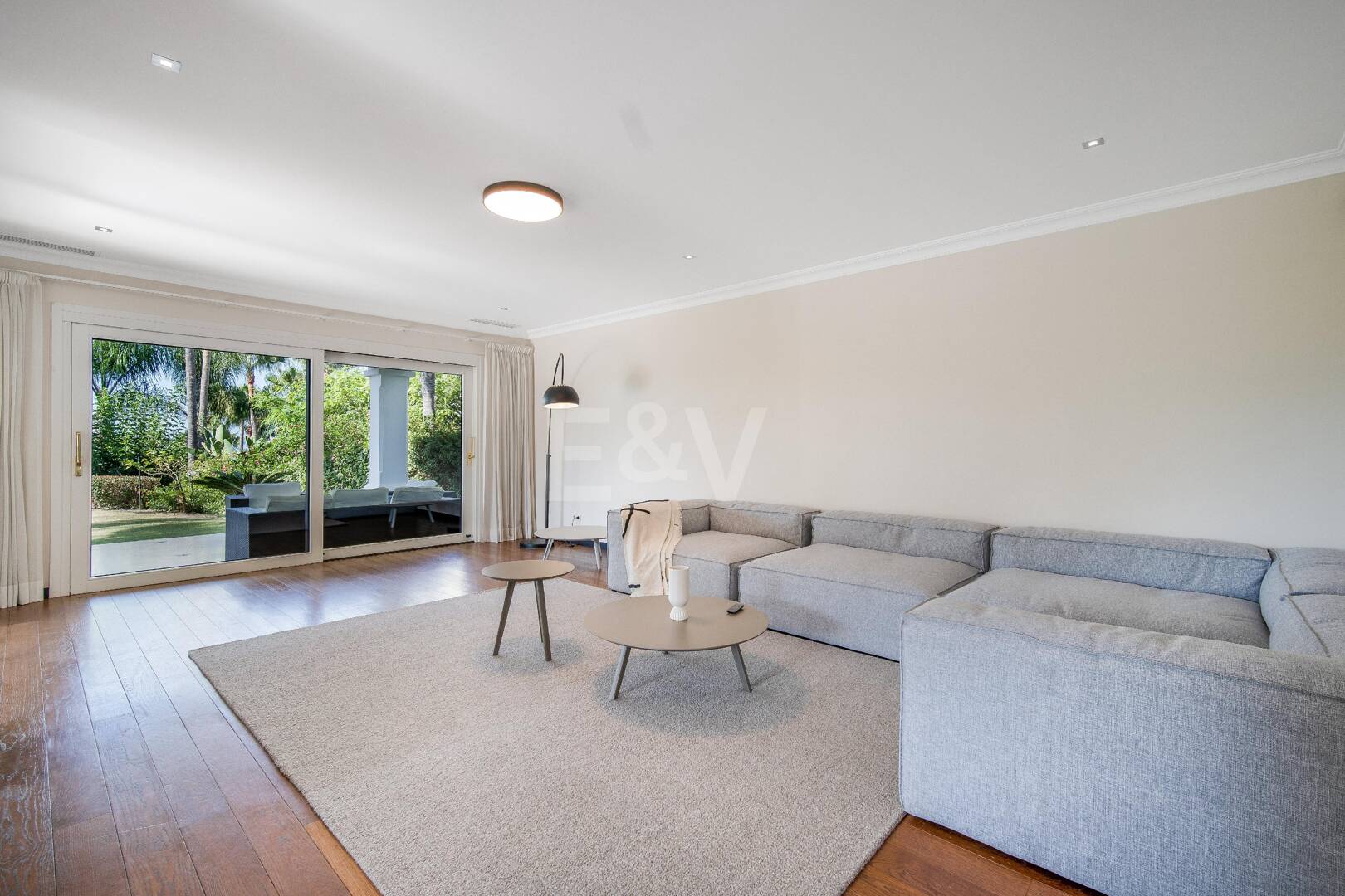 Andalusische Luxusvilla in geschlossener Wohnanlage in Las Lomas del Marbella Club