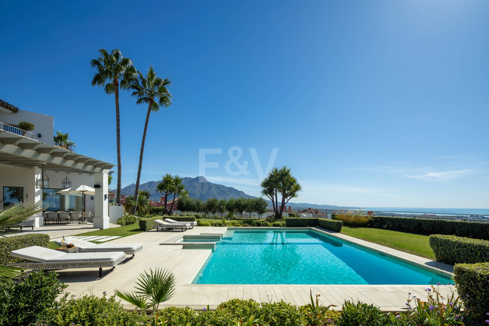 Villa de luxe à Monte Halcones avec vue sur la mer et la montagne