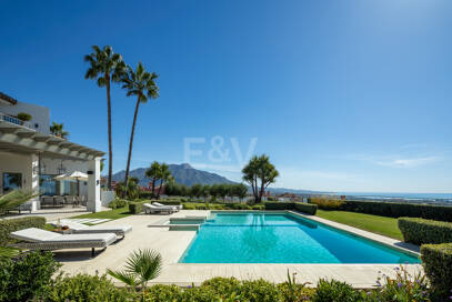 Villa de luxe à Monte Halcones avec vue sur la mer et la montagne