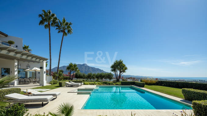 Villa de luxe à Monte Halcones avec vue sur la mer et la montagne