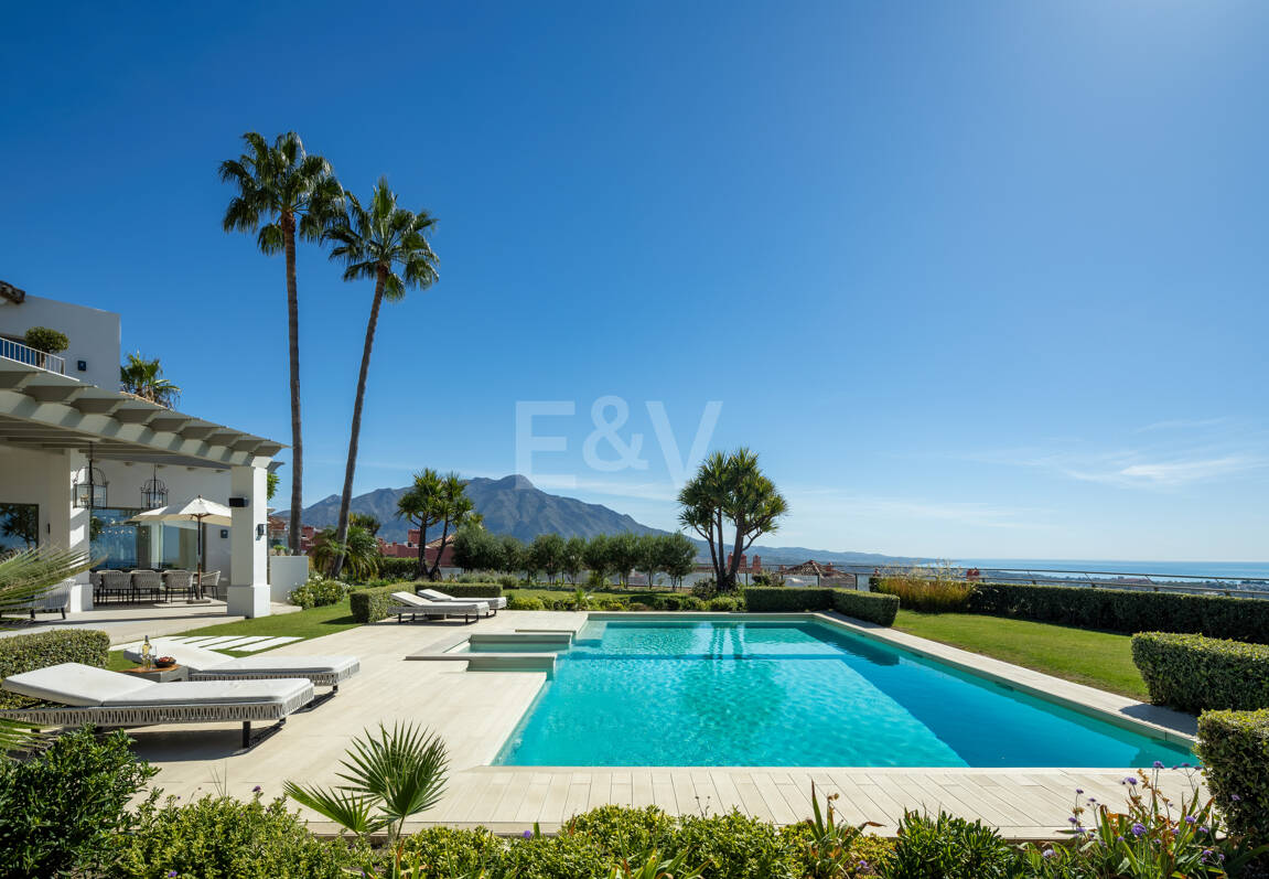 Villa de luxe à Monte Halcones avec vue sur la mer et la montagne