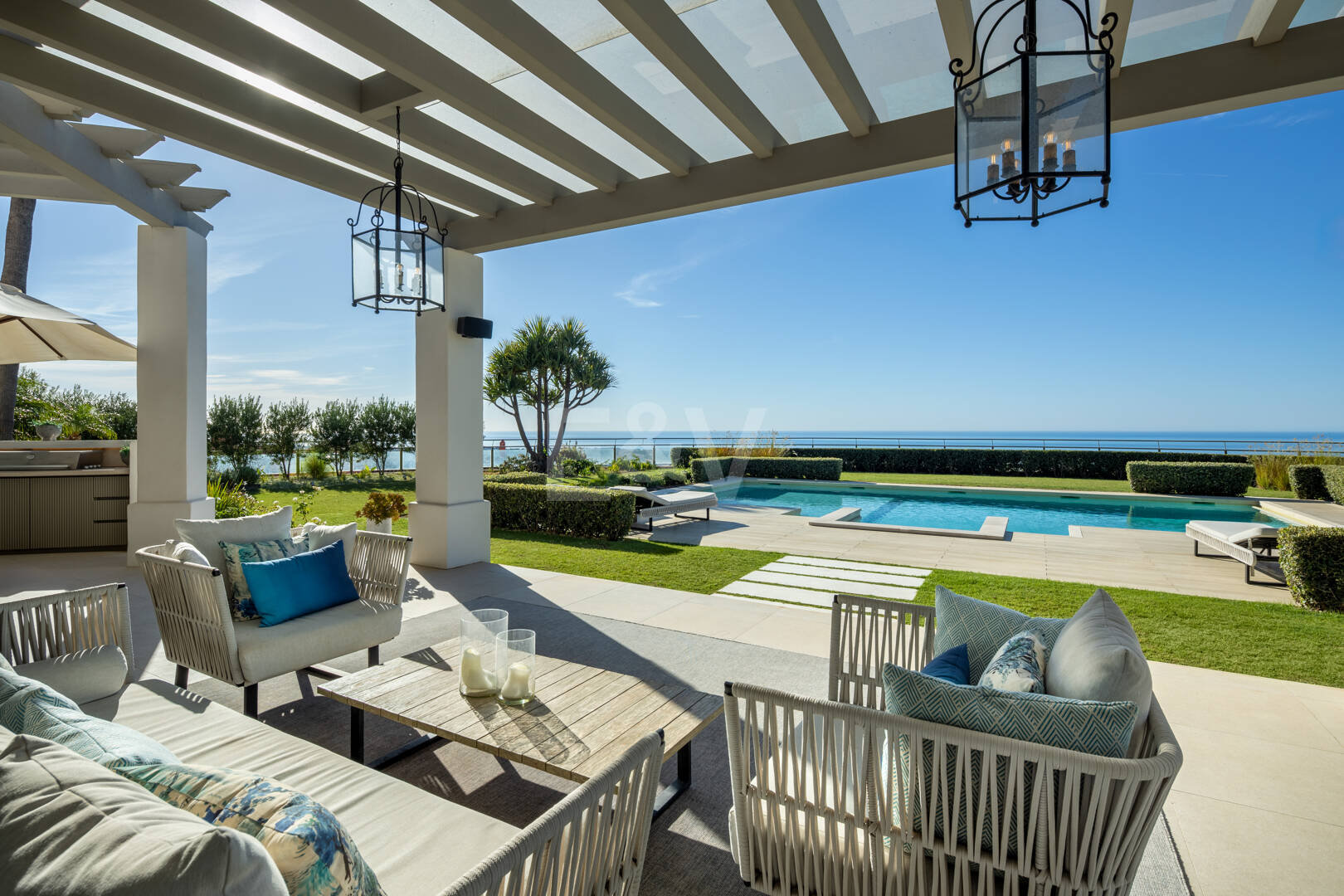 Villa de luxe à Monte Halcones avec vue sur la mer et la montagne