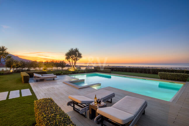 Villa de luxe à Monte Halcones avec vue sur la mer et la montagne