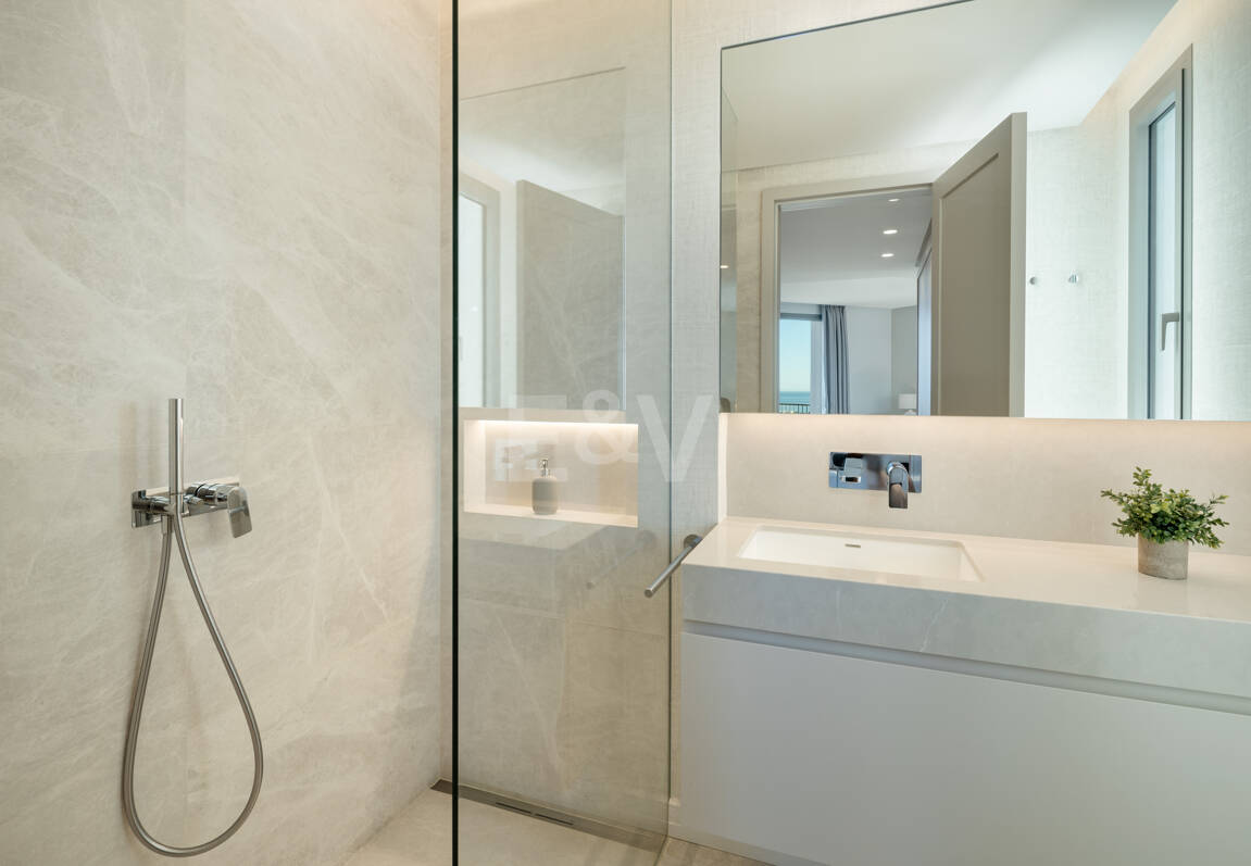 Villa de luxe à Monte Halcones avec vue sur la mer et la montagne