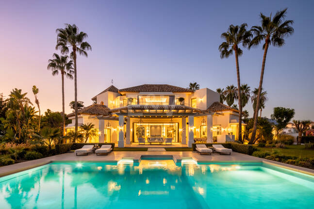 Villa de luxe à Monte Halcones avec vue sur la mer et la montagne