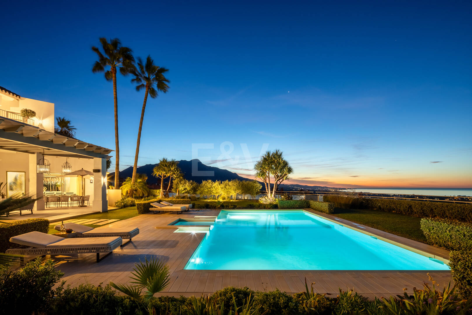 Villa de luxe à Monte Halcones avec vue sur la mer et la montagne