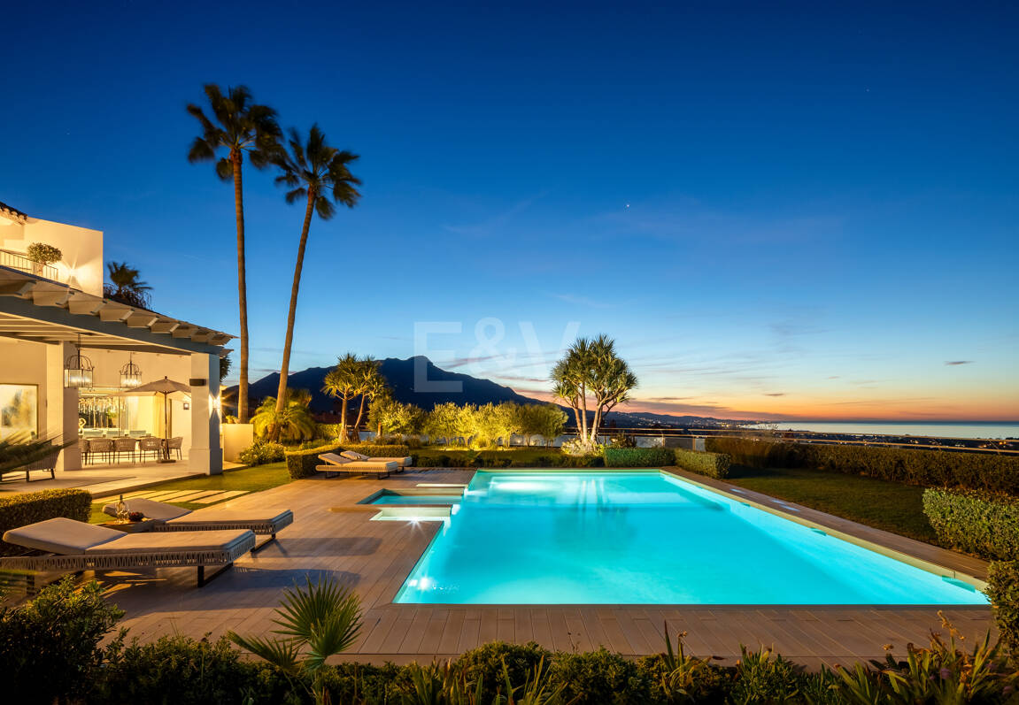 Villa de luxe à Monte Halcones avec vue sur la mer et la montagne