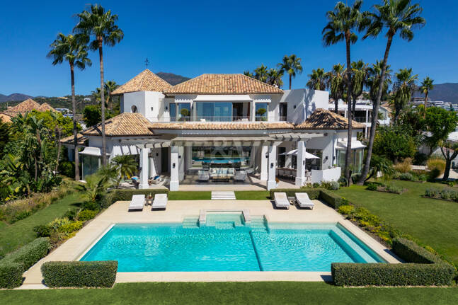 Villa de luxe à Monte Halcones avec vue sur la mer et la montagne