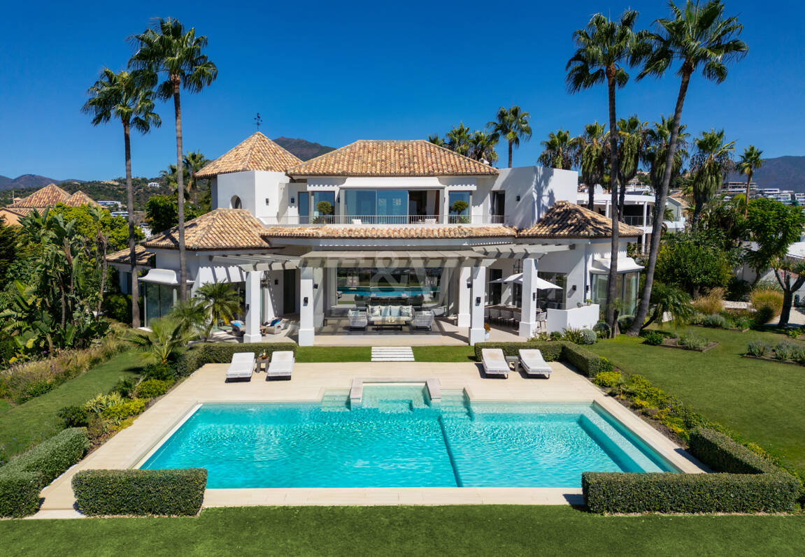 Villa de luxe à Monte Halcones avec vue sur la mer et la montagne