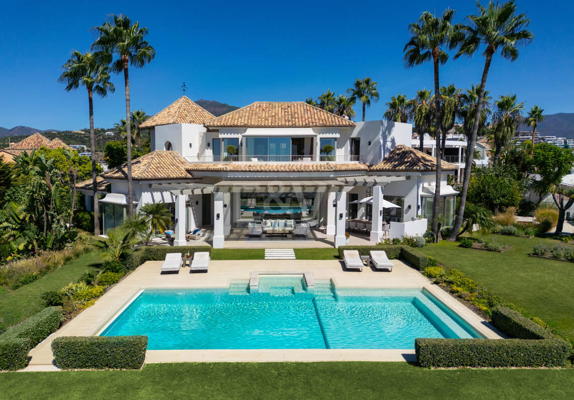 Villa de luxe à Monte Halcones avec vue sur la mer et la montagne