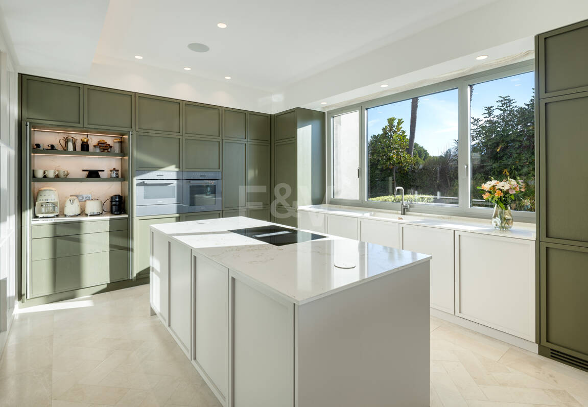 Villa de luxe à Monte Halcones avec vue sur la mer et la montagne