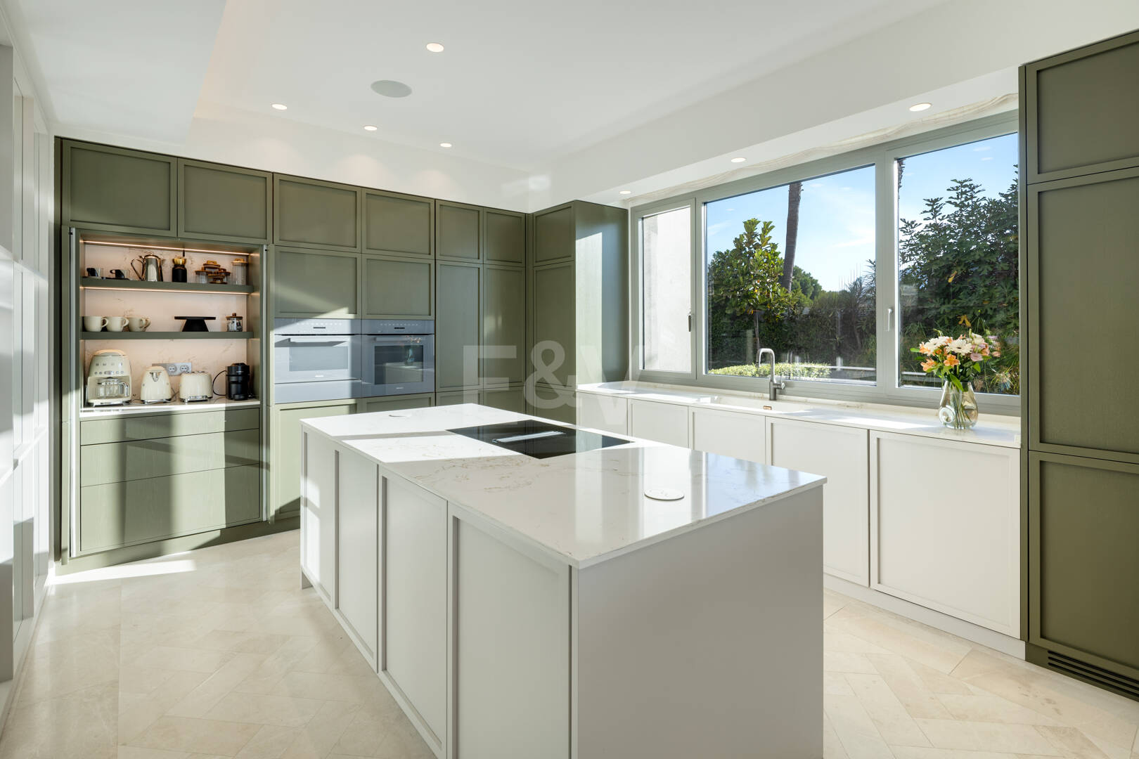 Villa de luxe à Monte Halcones avec vue sur la mer et la montagne