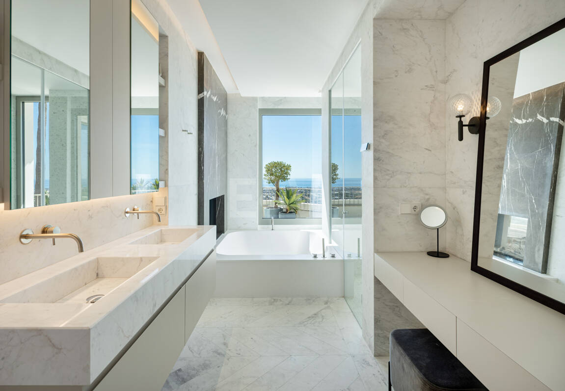 Villa de luxe à Monte Halcones avec vue sur la mer et la montagne