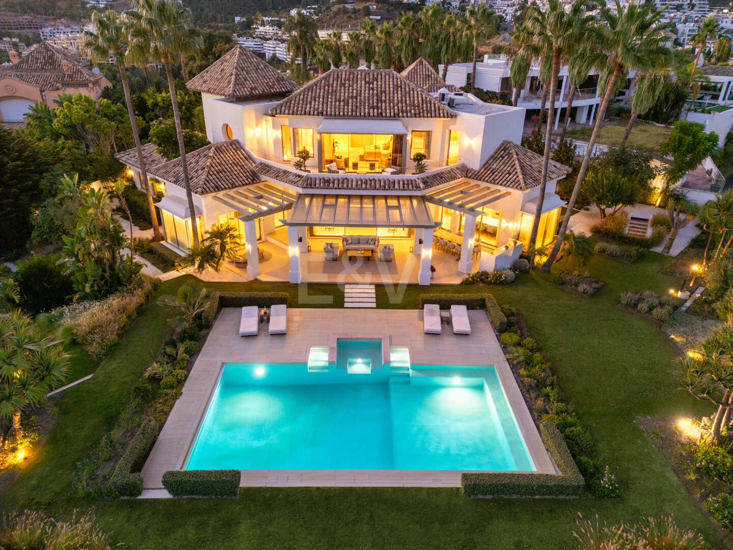 Villa de luxe à Monte Halcones avec vue sur la mer et la montagne
