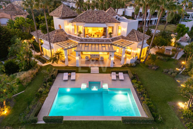 Villa de luxe à Monte Halcones avec vue sur la mer et la montagne