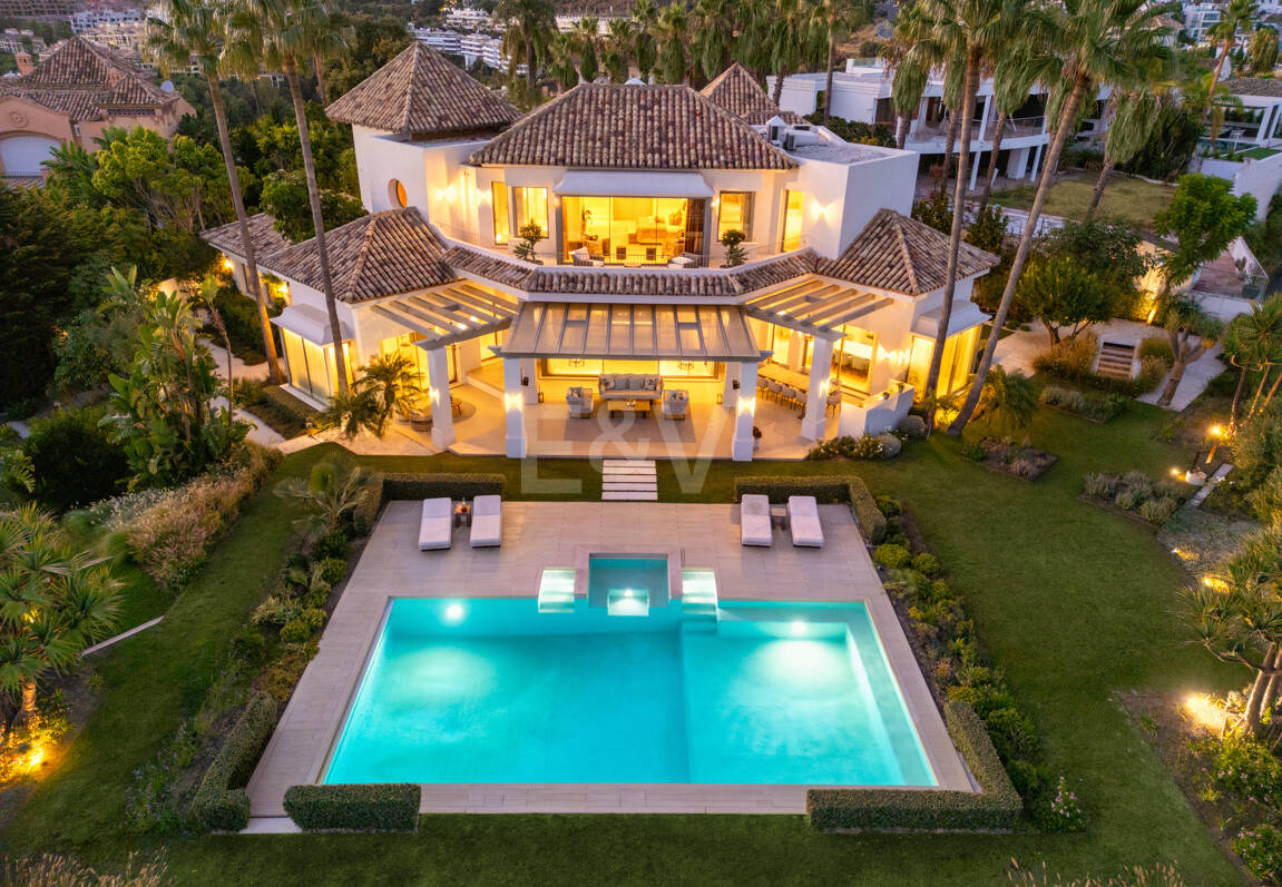 Villa de luxe à Monte Halcones avec vue sur la mer et la montagne