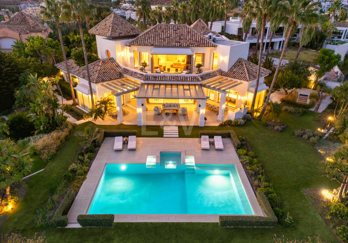 Villa de luxe à Monte Halcones avec vue sur la mer et la montagne