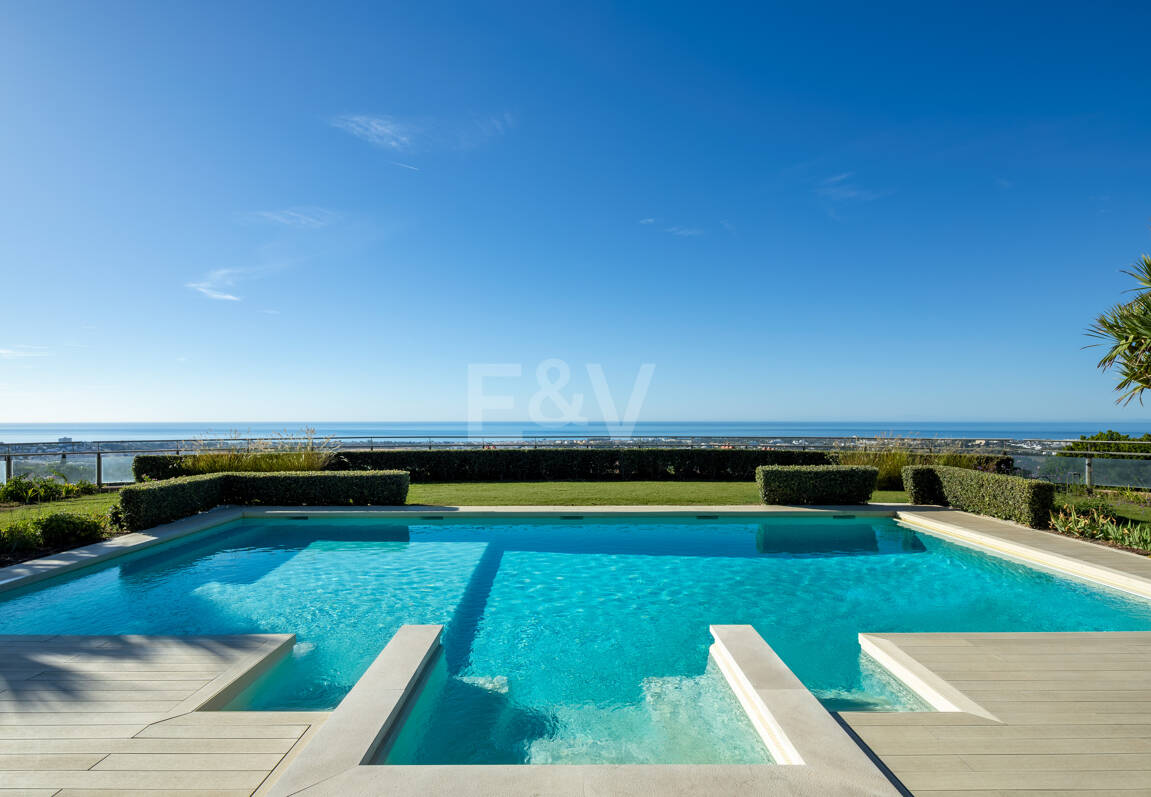 Villa de luxe à Monte Halcones avec vue sur la mer et la montagne