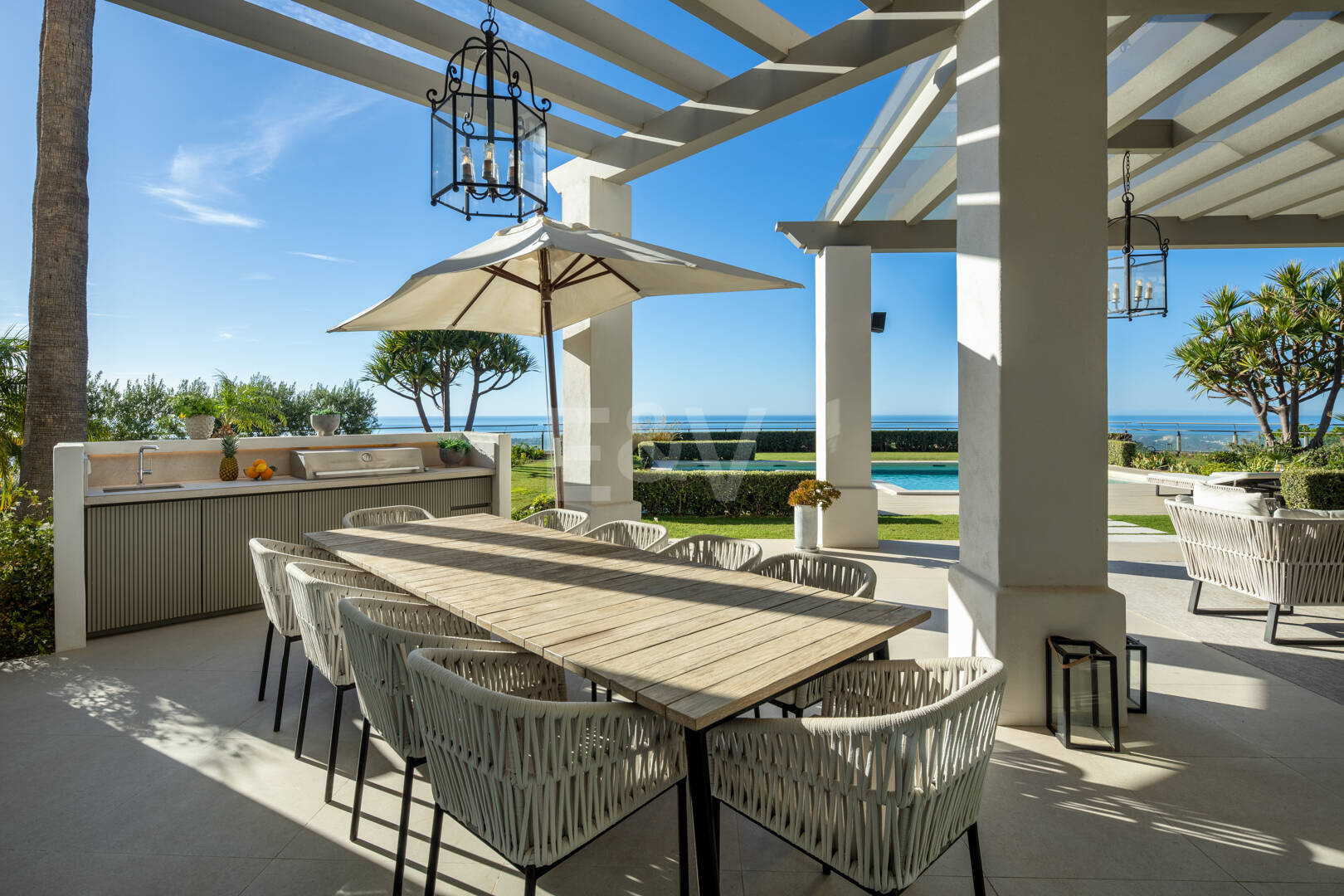 Villa de luxe à Monte Halcones avec vue sur la mer et la montagne