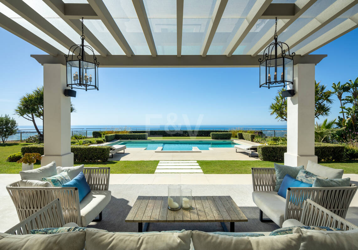 Villa de luxe à Monte Halcones avec vue sur la mer et la montagne
