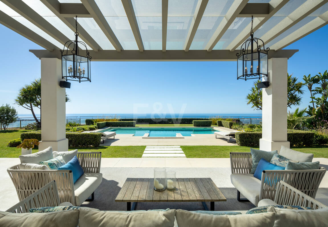 Villa de luxe à Monte Halcones avec vue sur la mer et la montagne