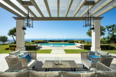 Villa de luxe à Monte Halcones avec vue sur la mer et la montagne