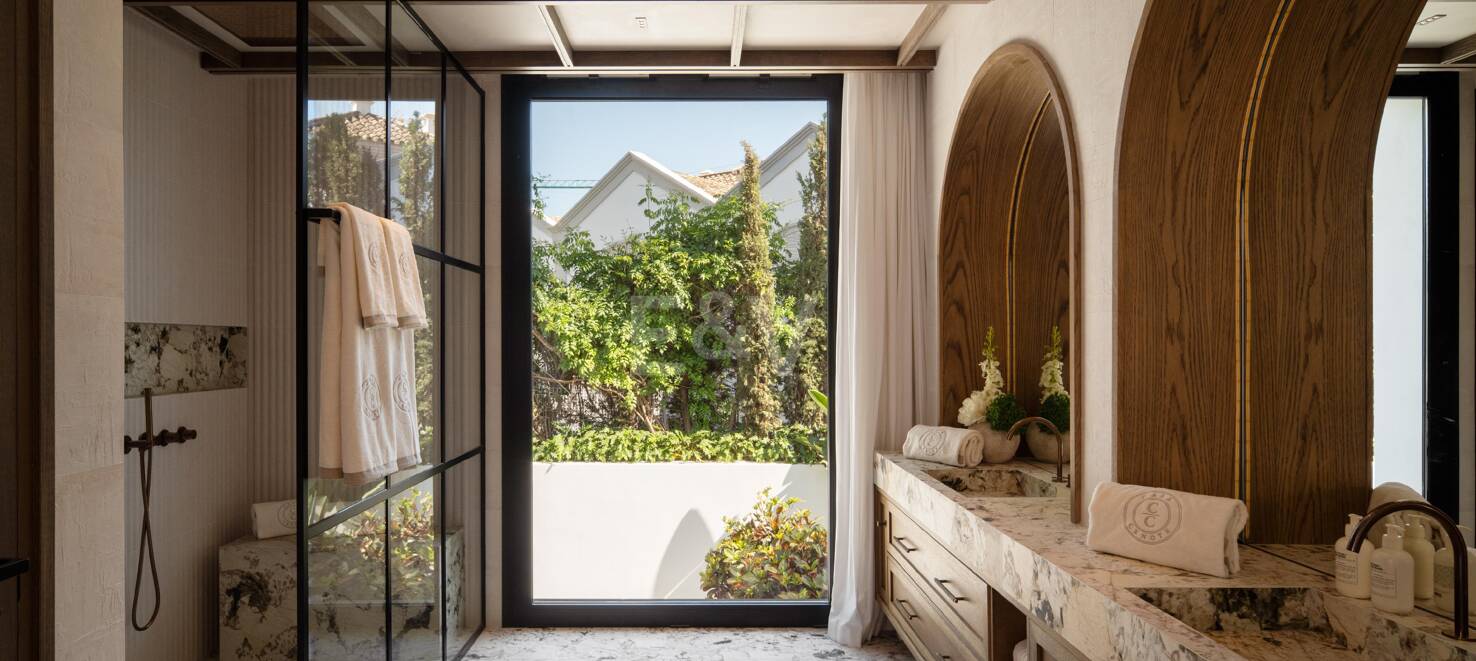 Tropisches Oase mit verborgenem Höhlen-Spa und Wasserfall