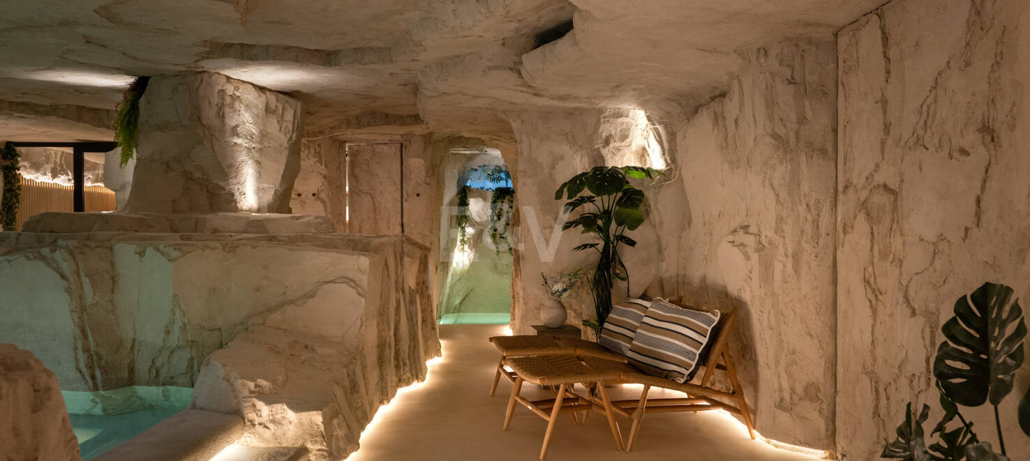 Tropisches Oase mit verborgenem Höhlen-Spa und Wasserfall