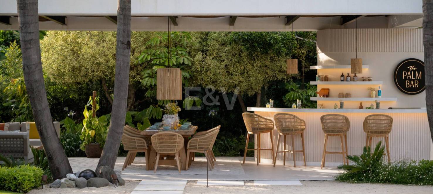 Tropisches Oase mit verborgenem Höhlen-Spa und Wasserfall