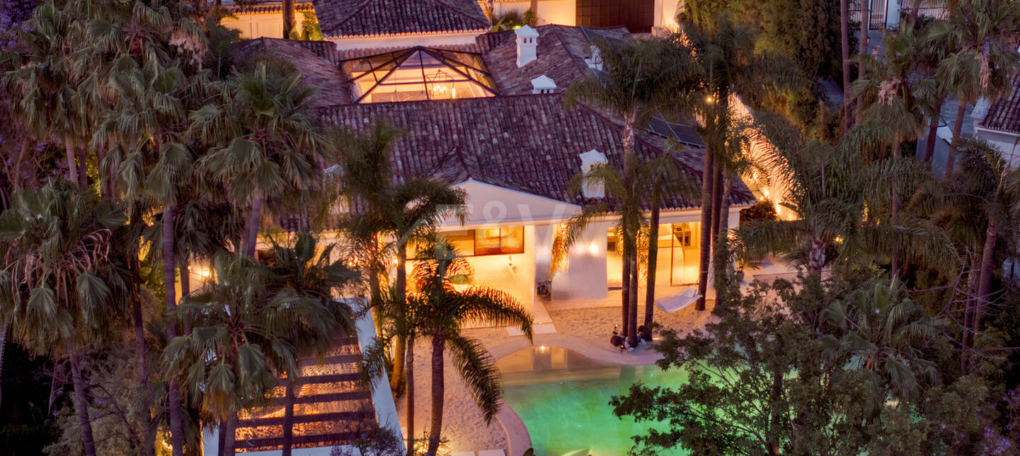 Tropisches Oase mit verborgenem Höhlen-Spa und Wasserfall