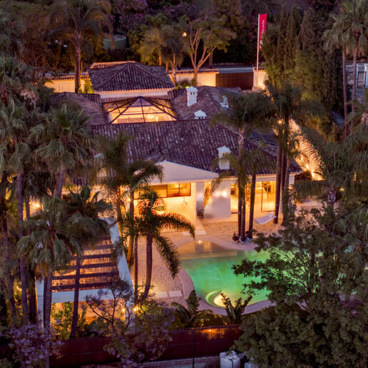 Tropisches Oase mit verborgenem Höhlen-Spa und Wasserfall