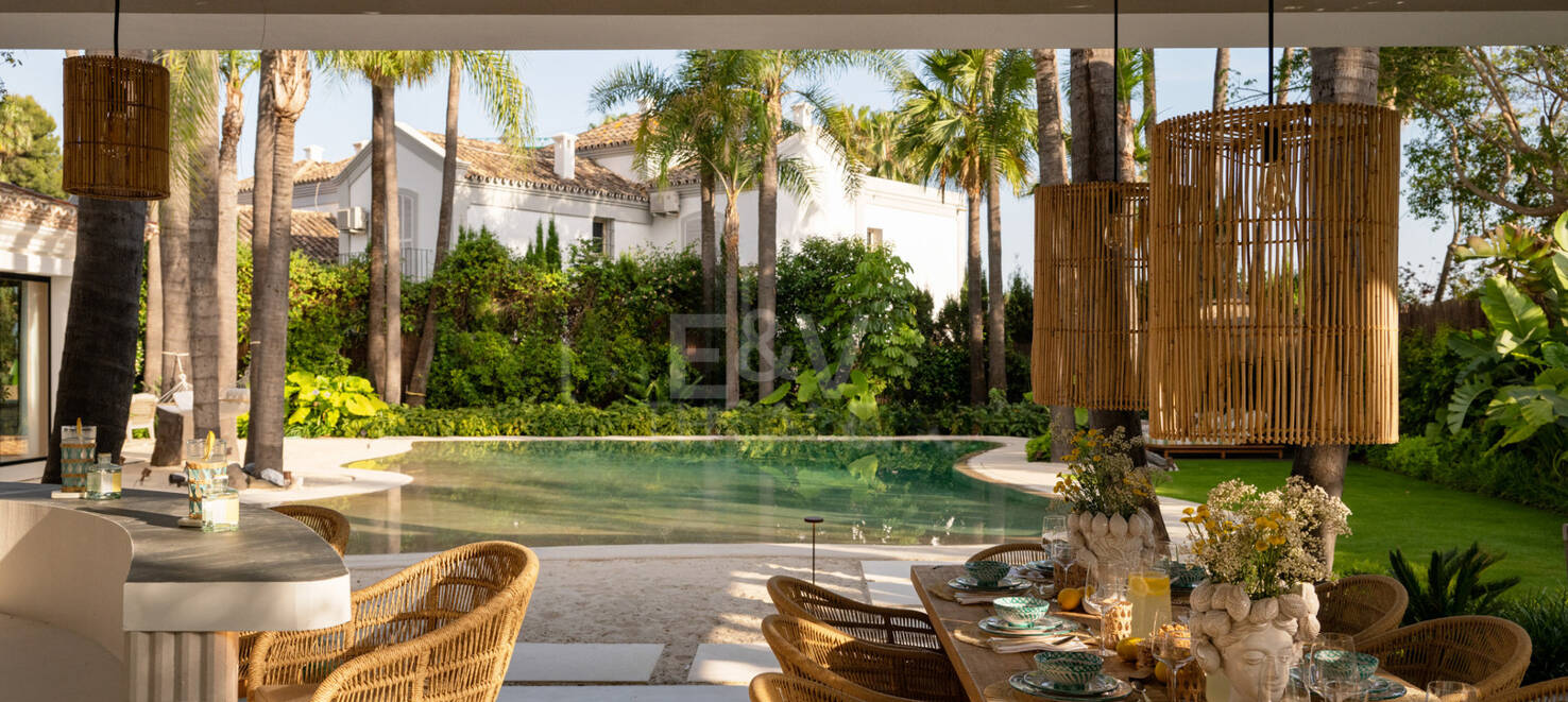 Tropisches Oase mit verborgenem Höhlen-Spa und Wasserfall