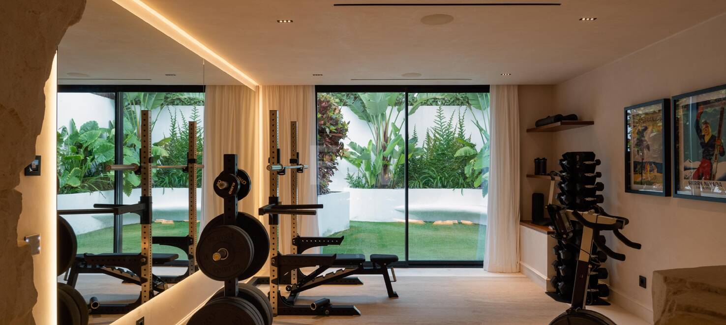 Tropisches Oase mit verborgenem Höhlen-Spa und Wasserfall