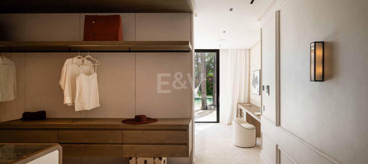 Tropisches Oase mit verborgenem Höhlen-Spa und Wasserfall