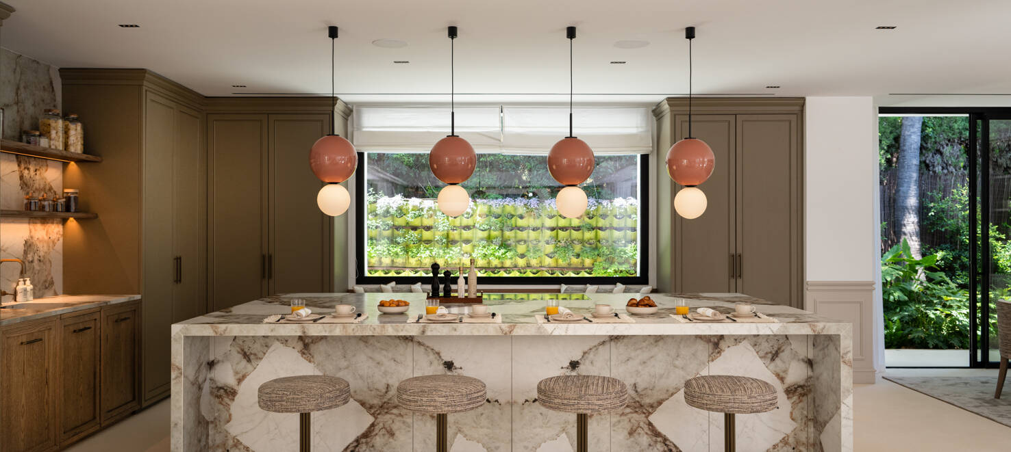 Tropisches Oase mit verborgenem Höhlen-Spa und Wasserfall