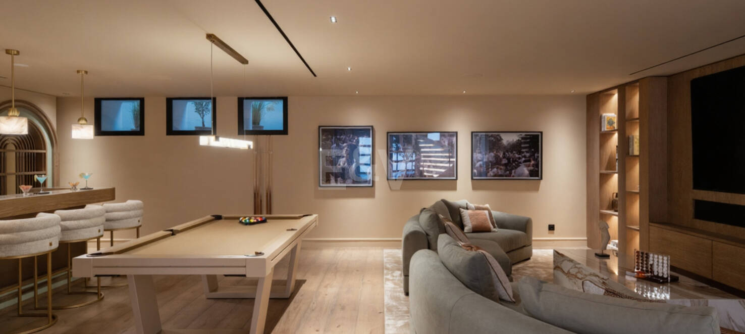 Tropisches Oase mit verborgenem Höhlen-Spa und Wasserfall