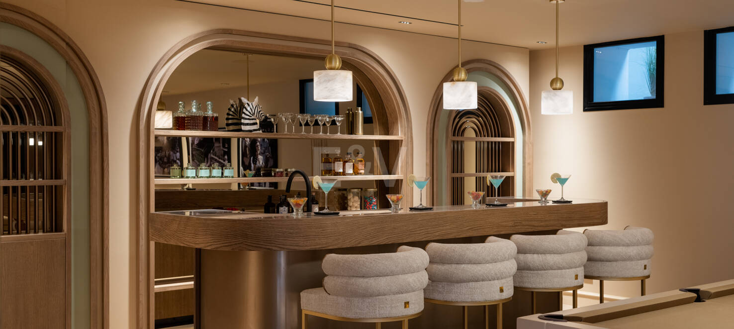 Tropisches Oase mit verborgenem Höhlen-Spa und Wasserfall