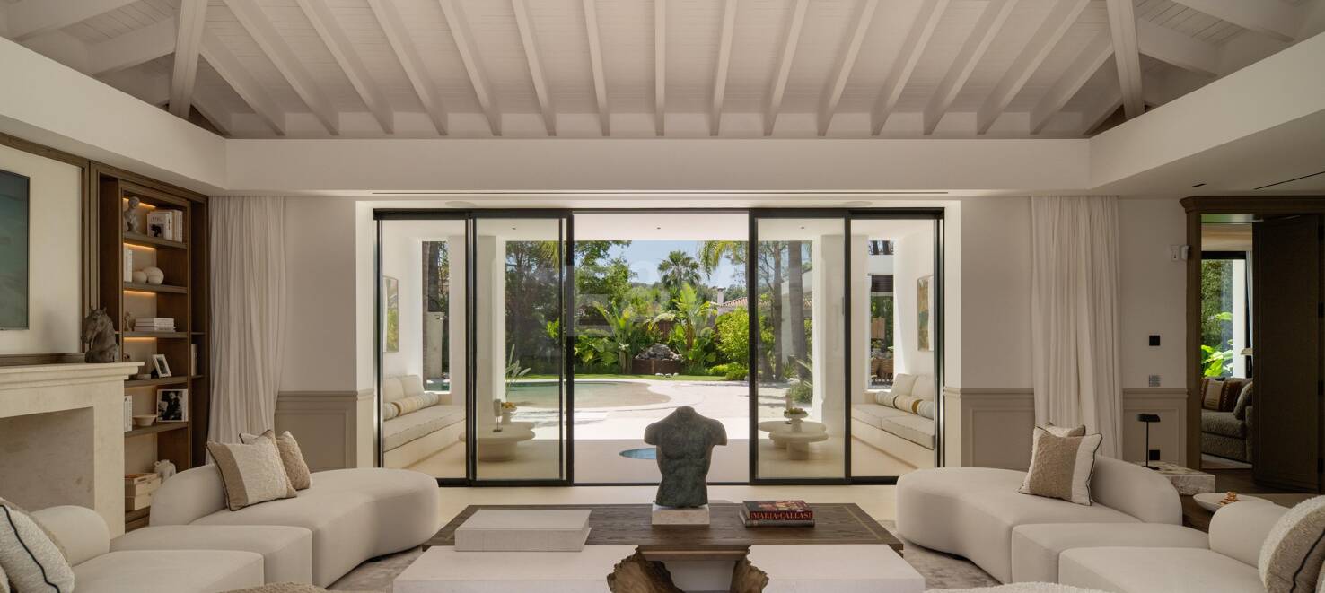 Tropisches Oase mit verborgenem Höhlen-Spa und Wasserfall