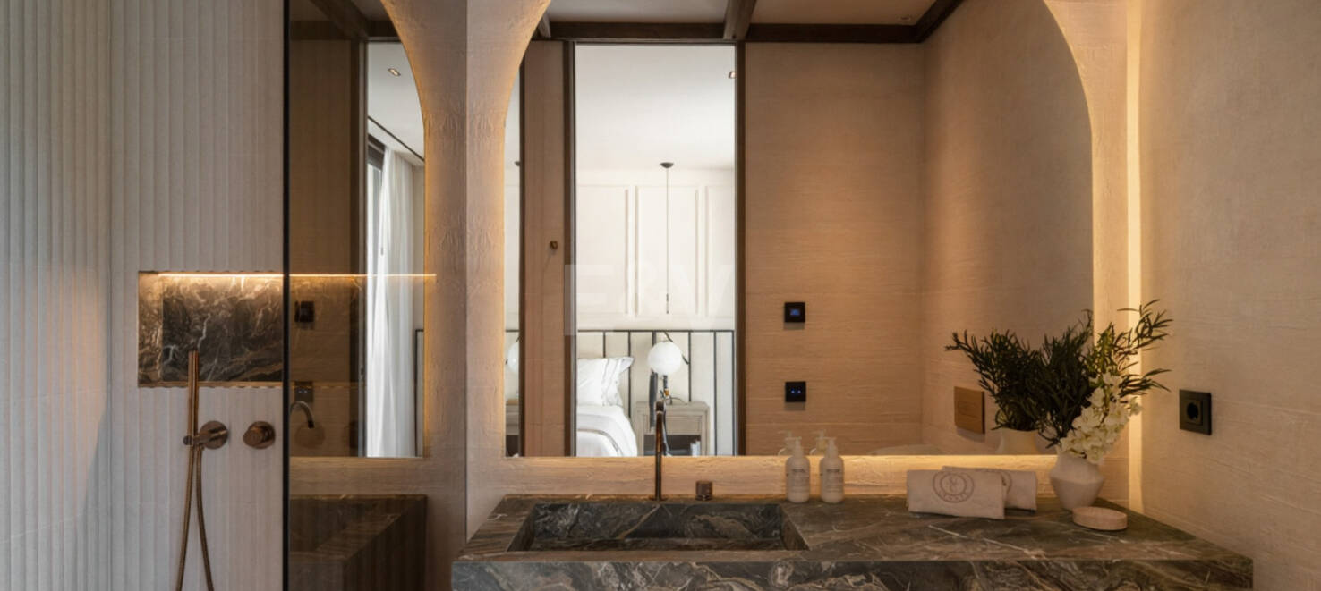 Tropisches Oase mit verborgenem Höhlen-Spa und Wasserfall