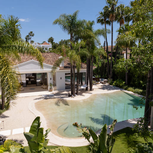 Tropisches Oase mit verborgenem Höhlen-Spa und Wasserfall