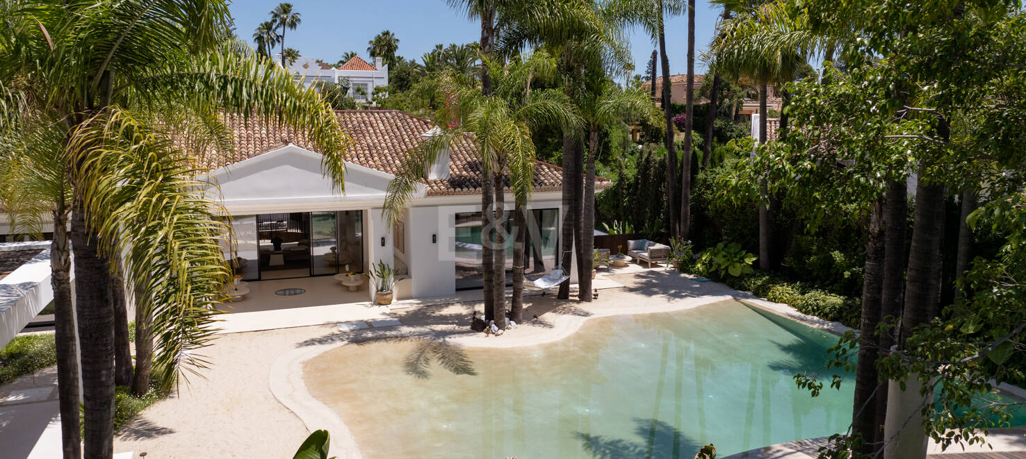 Tropisches Oase mit verborgenem Höhlen-Spa und Wasserfall