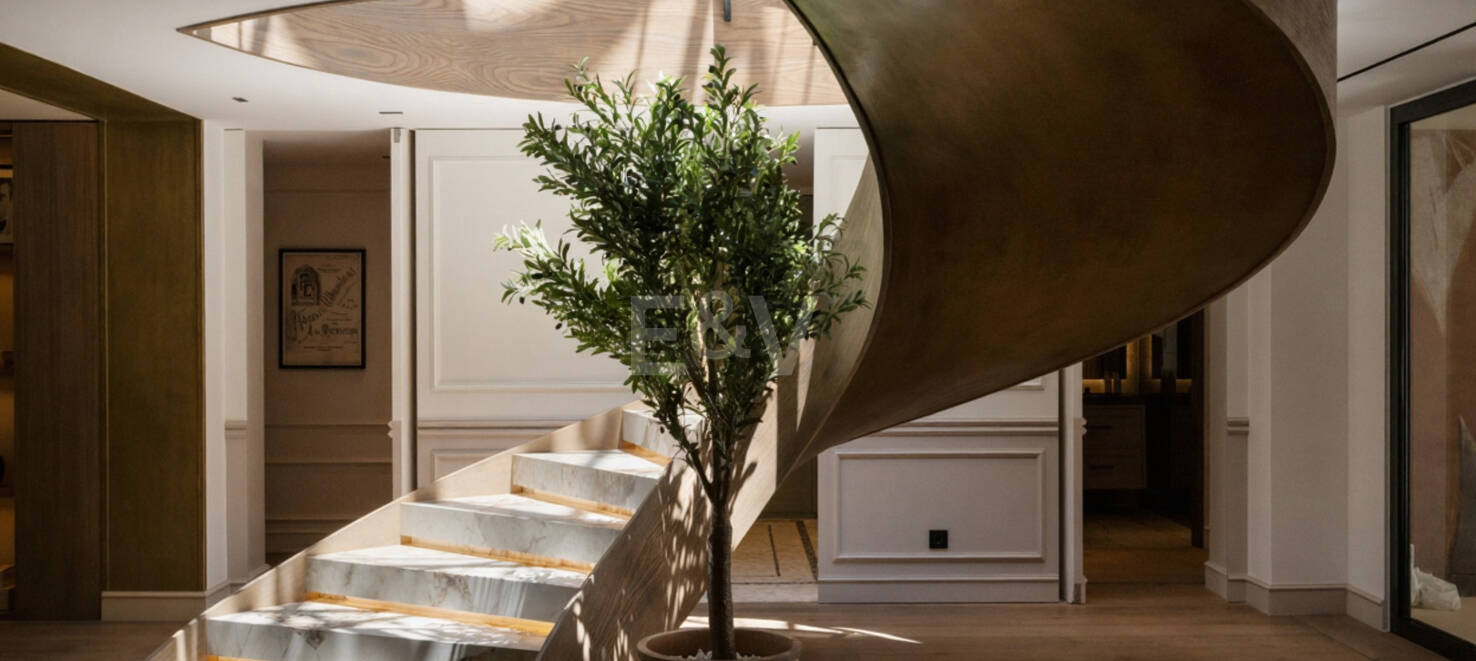 Tropisches Oase mit verborgenem Höhlen-Spa und Wasserfall