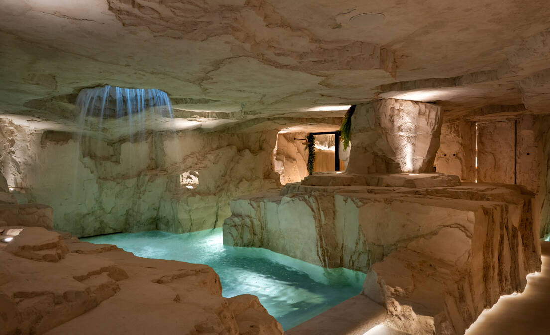 Tropisches Oase mit verborgenem Höhlen-Spa und Wasserfall