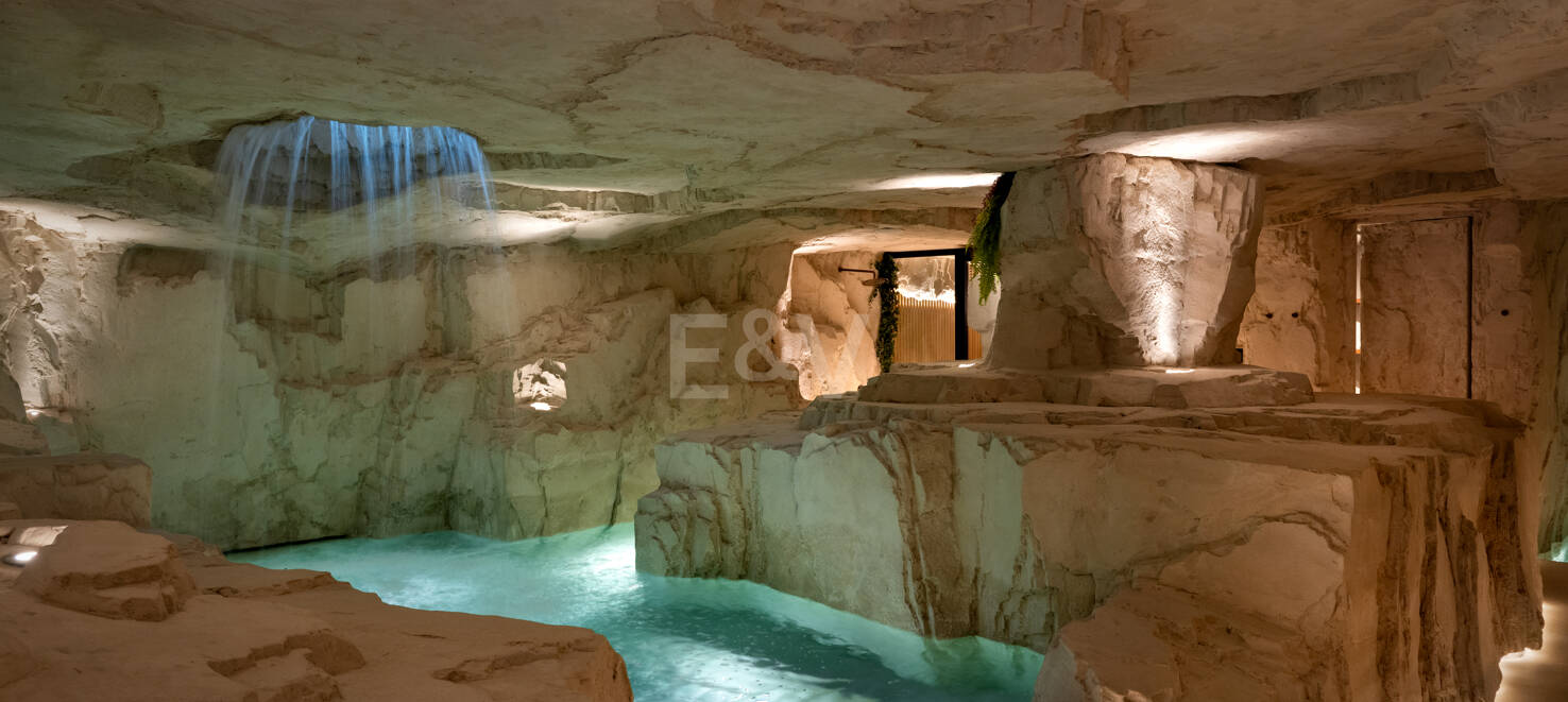 Tropisches Oase mit verborgenem Höhlen-Spa und Wasserfall