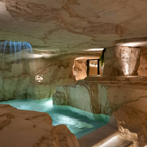 Tropisches Oase mit verborgenem Höhlen-Spa und Wasserfall